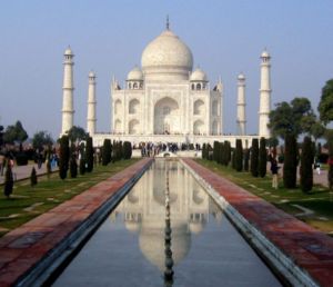 El Taj Mahal, mausoleo construido por el emperador Shah Jahan para su esposa difunta Arjumand Banu Begam